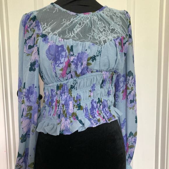 Free People Daphne Blouse in Silver Blue Floral Pattern Blue Size Small NWT - Picture 2 of 10